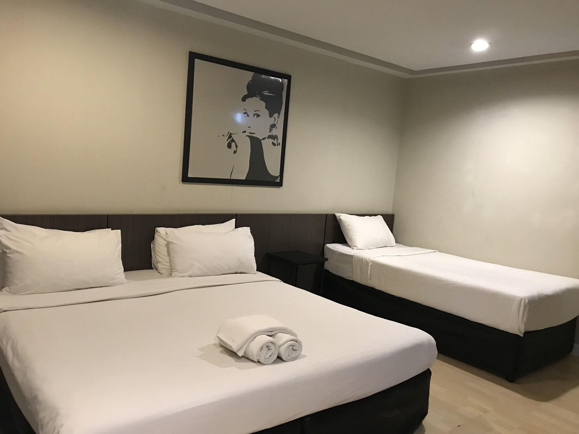 Paragon Hotel 4*